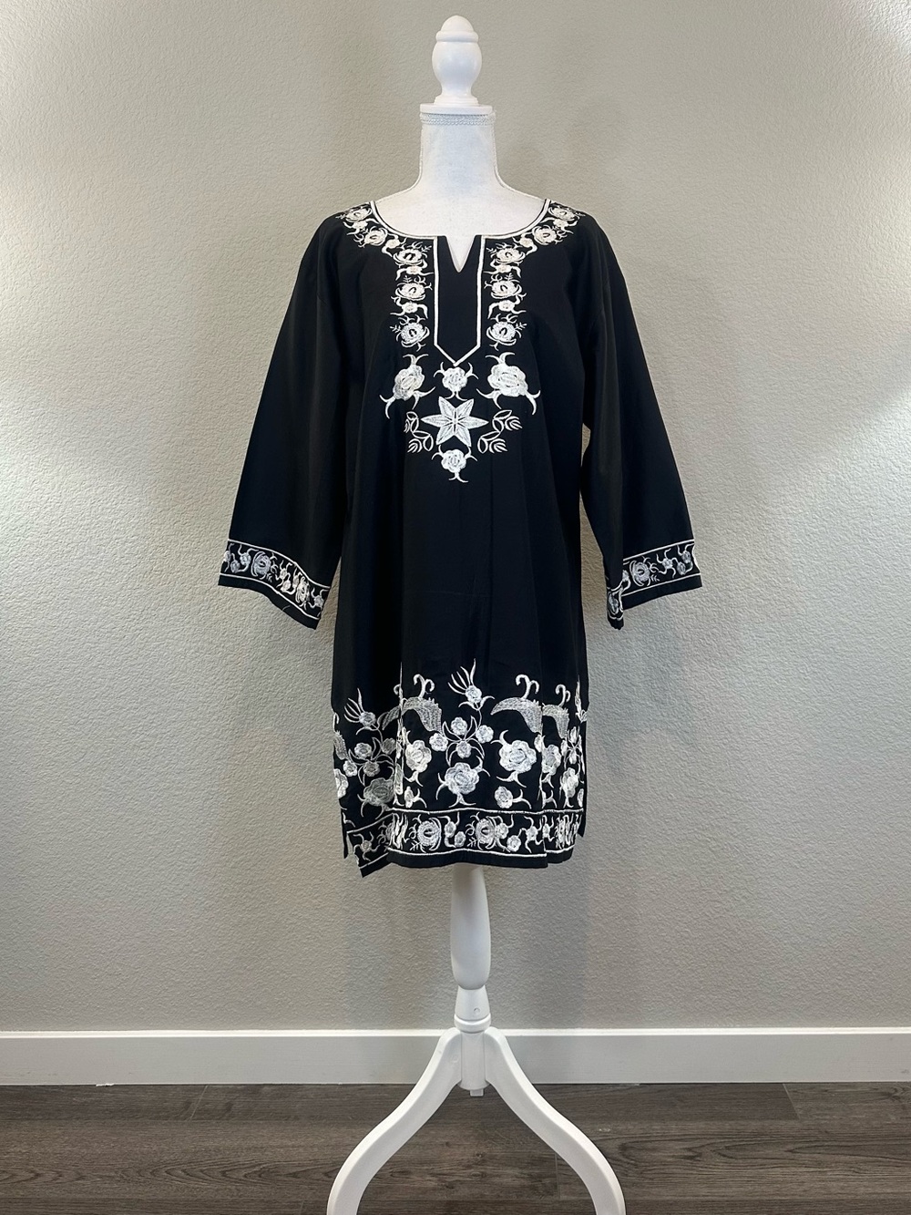 Jayayamala Women’s Black & White Embroidered Kaftan Tunic Boho Dress - Size XL